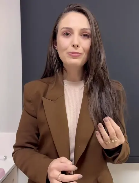 Dra. Eduarda Rizzi, cirurgiã-dentista, no consultório